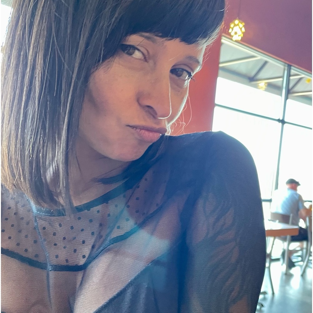 Meet your Posher, Mona